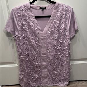 Badgley Mischka Lilac Floral 3D Petal Blouse Medium Short Sleeve Top V-Neck